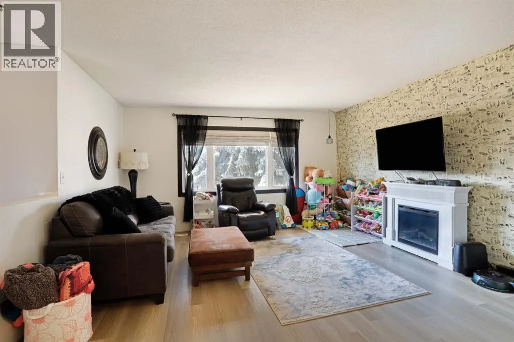 A, 1008 2 Avenue W