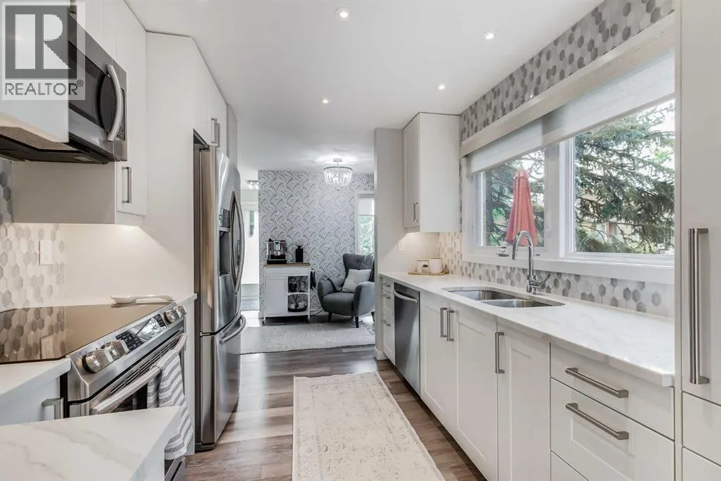 24 Coachway Green SW