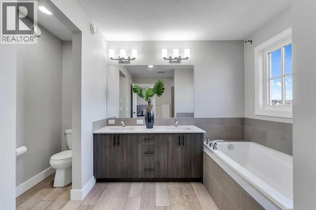 1209 Chinook Gate Bay SW