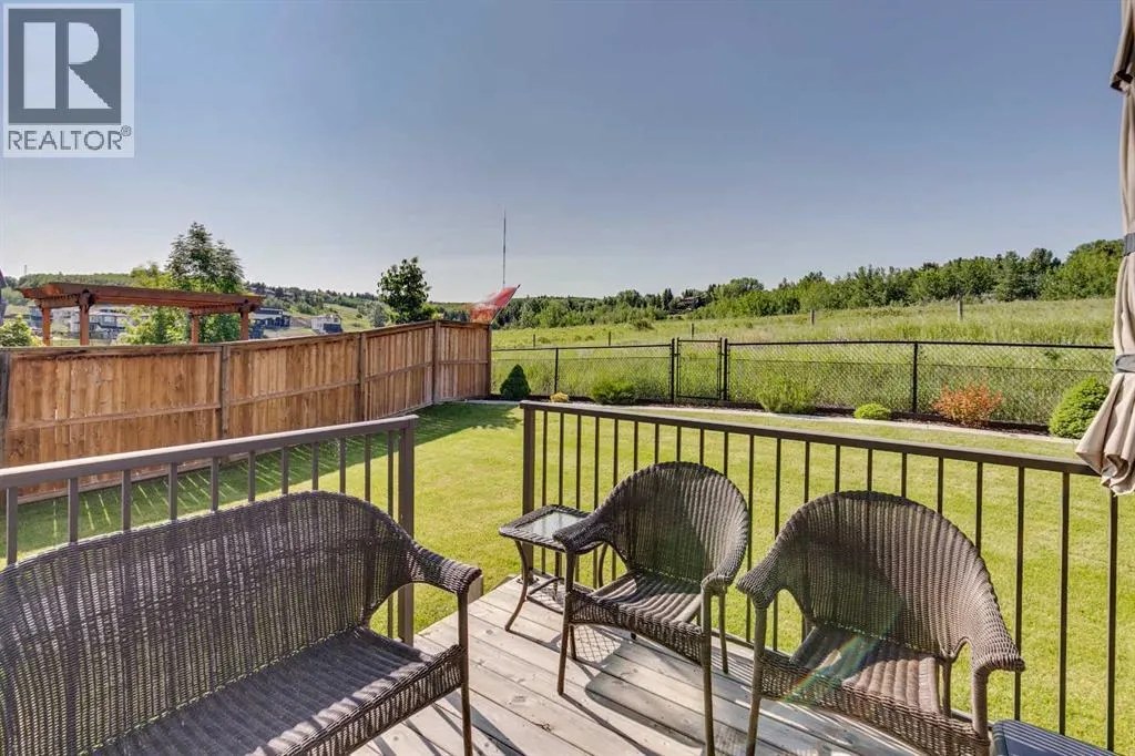 64 Crestbrook View SW