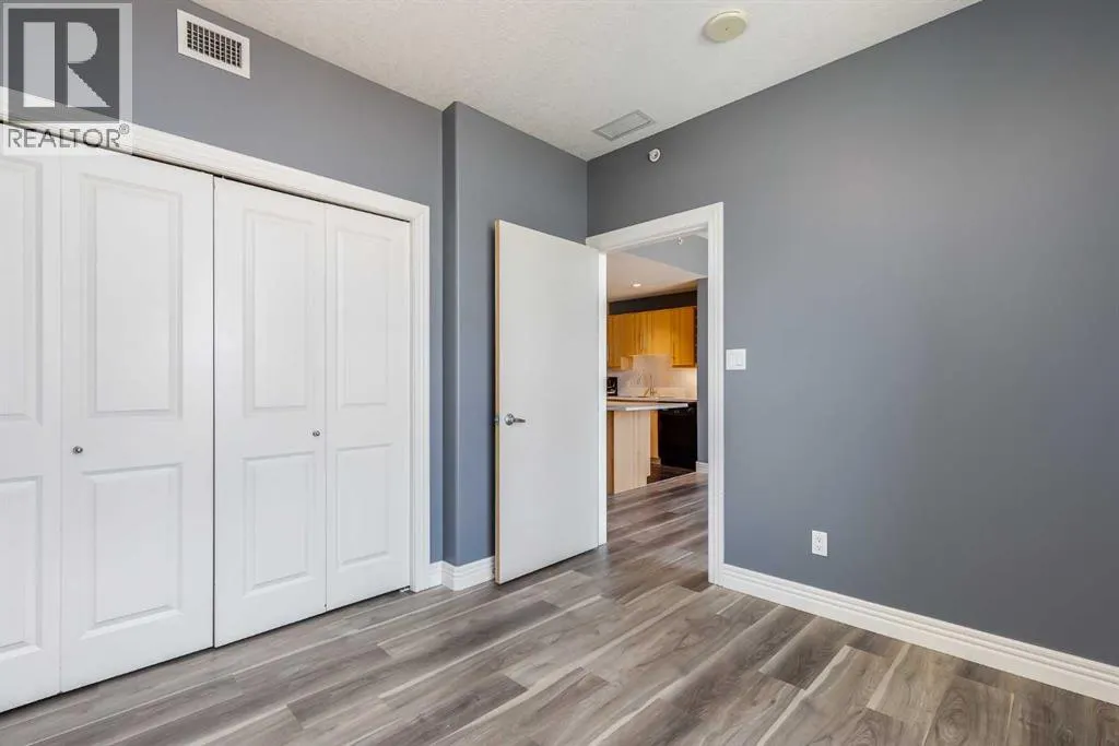 2001, 55 Spruce Place SW