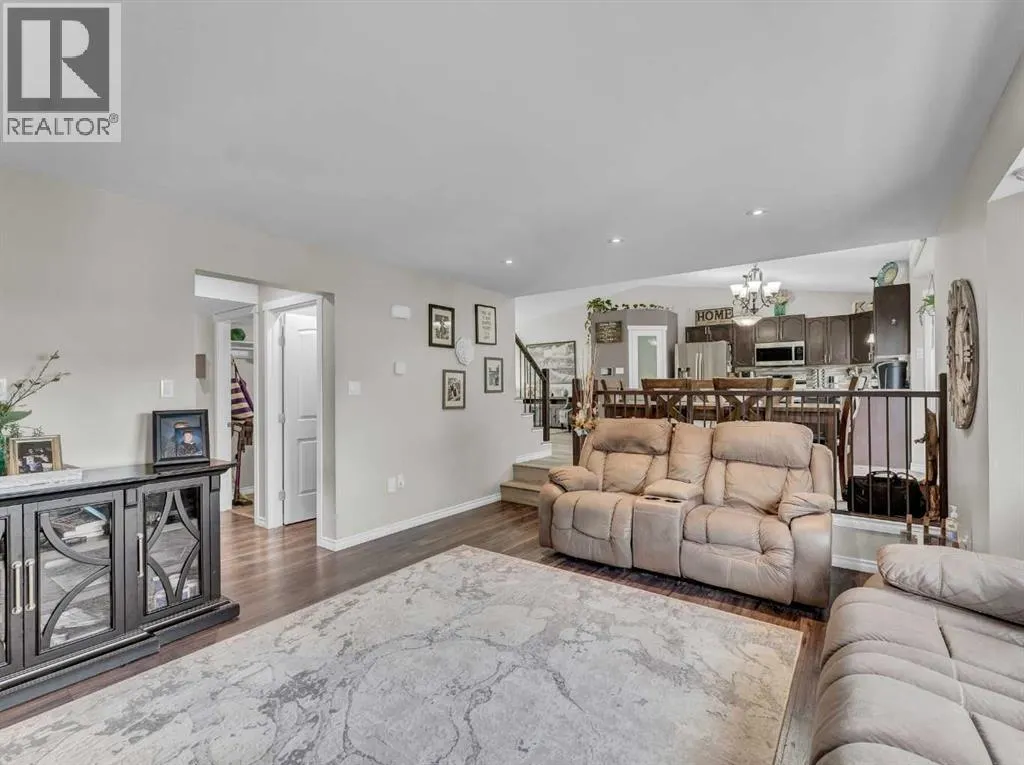 16 Storrs Crescent SE