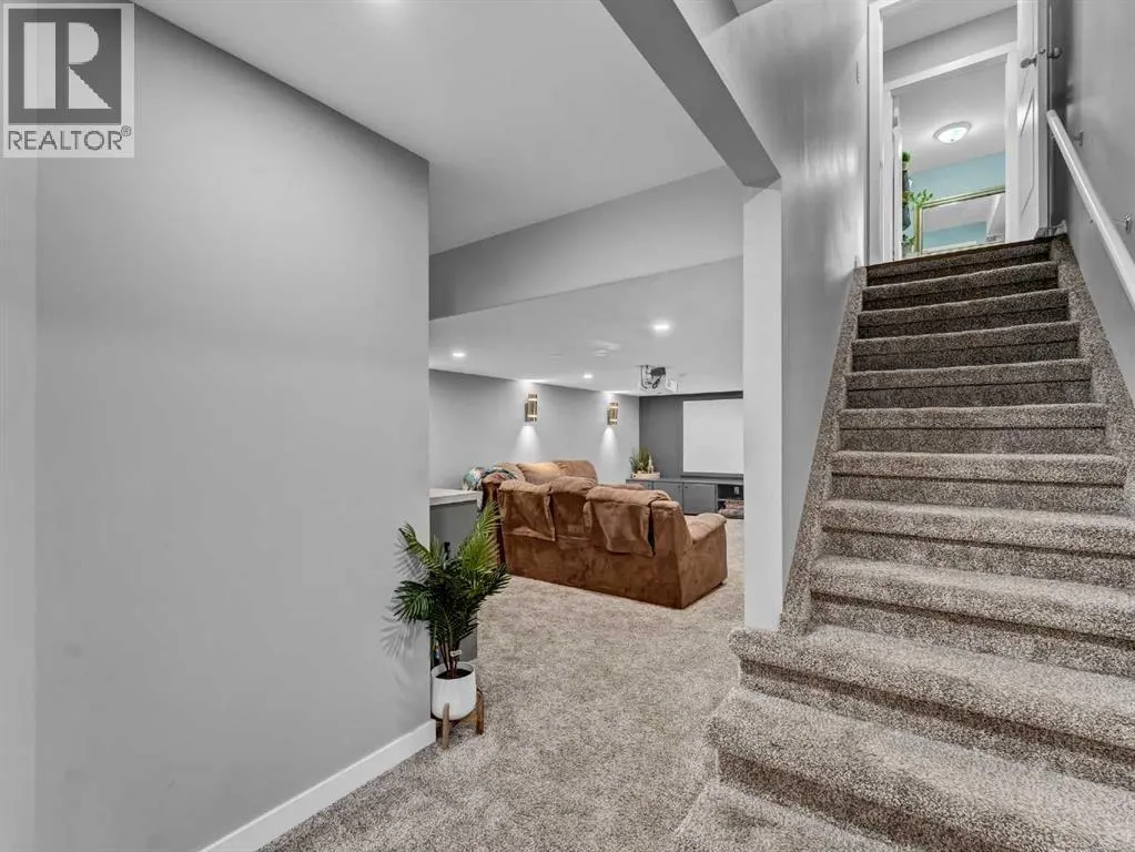 16 Storrs Crescent SE