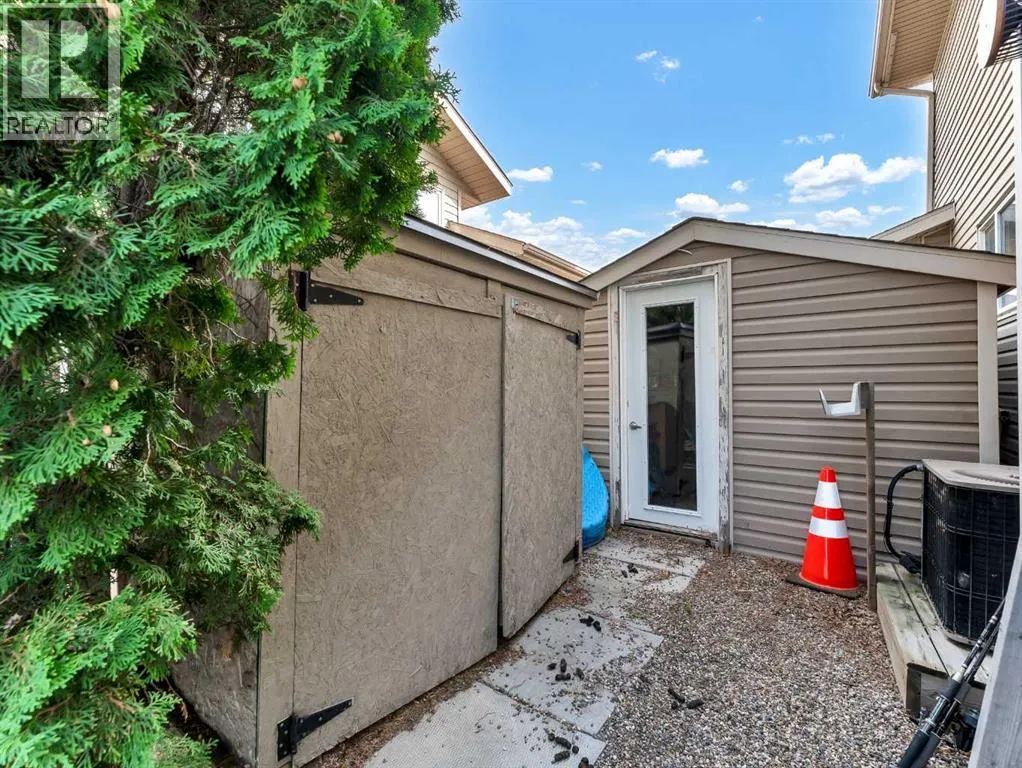 16 Storrs Crescent SE