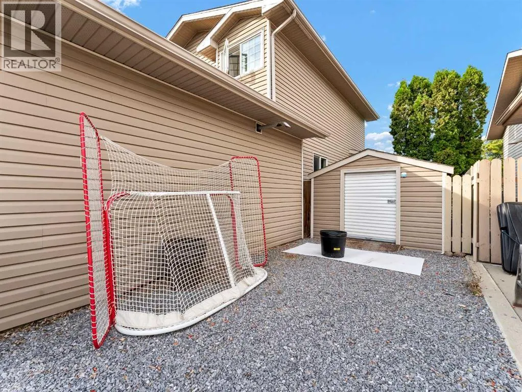 16 Storrs Crescent SE