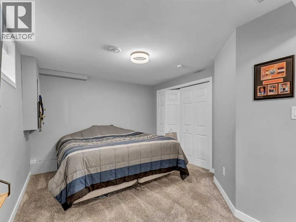16 Storrs Crescent SE