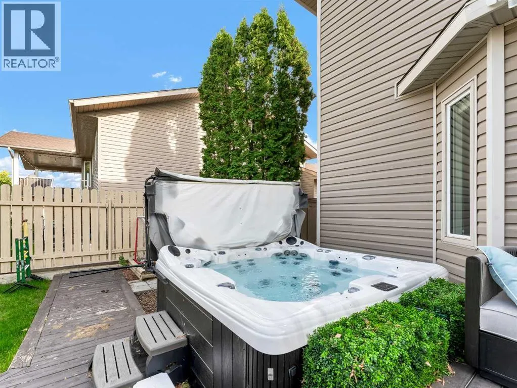 16 Storrs Crescent SE