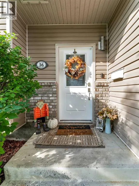 16 Storrs Crescent SE