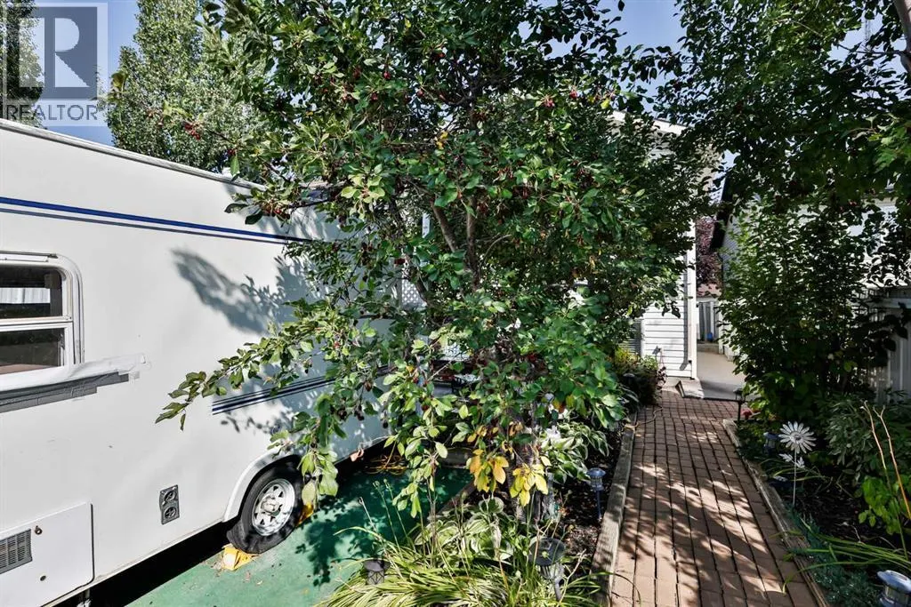 377 Lynx Crescent N