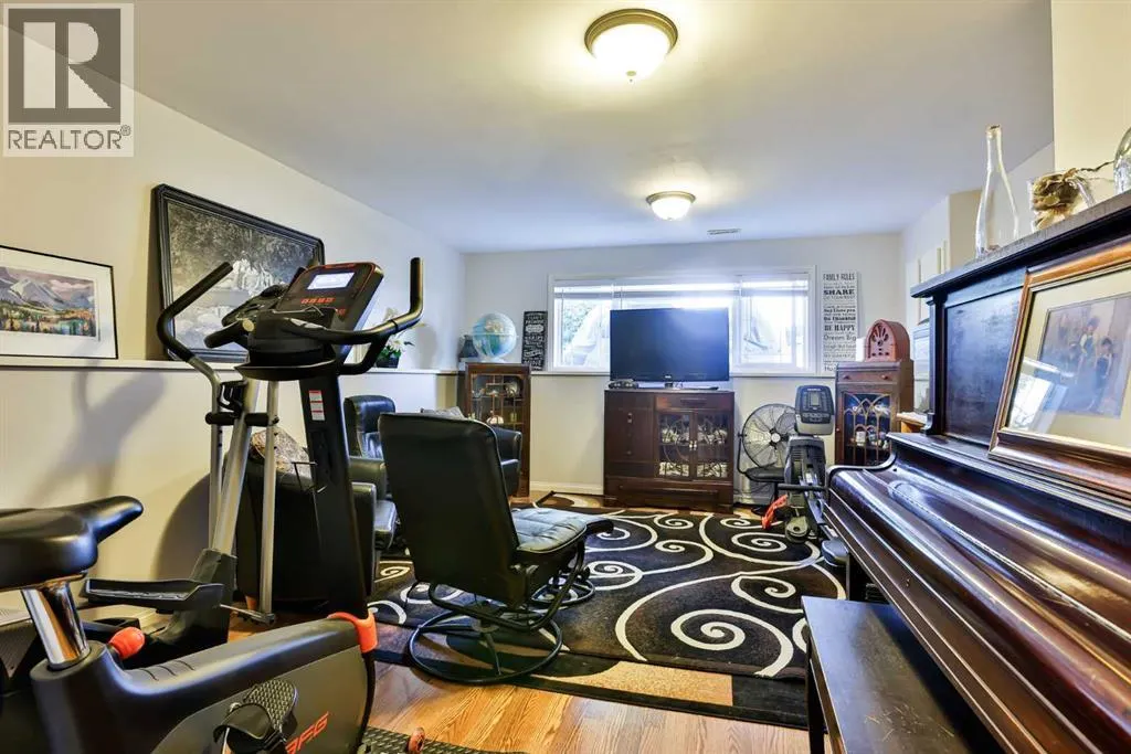 377 Lynx Crescent N