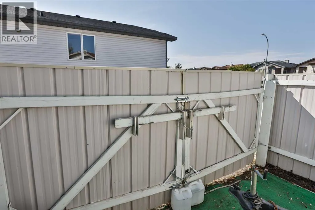 377 Lynx Crescent N