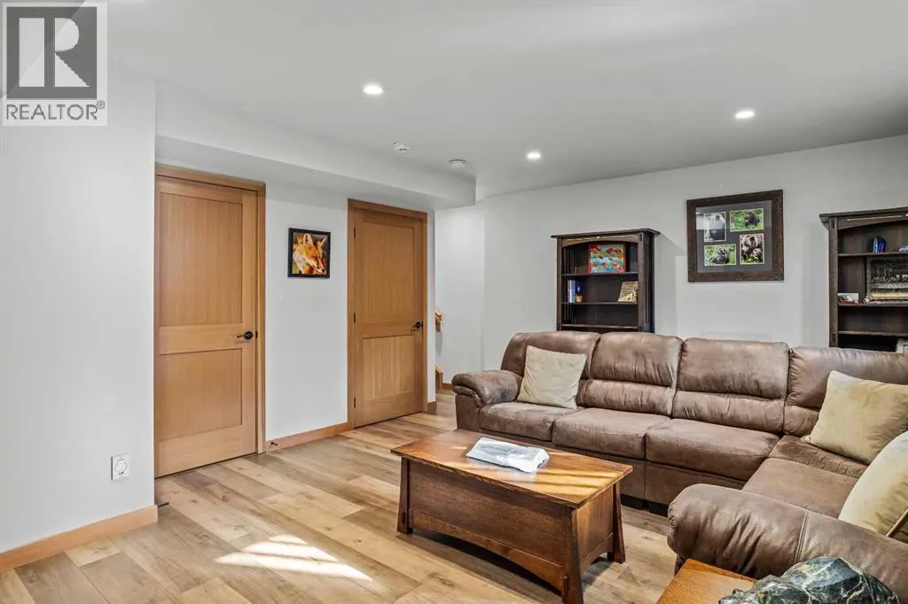 7 Creekside Mews