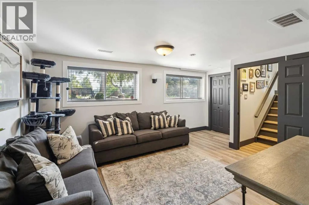 363 Cedarille Crescent SW