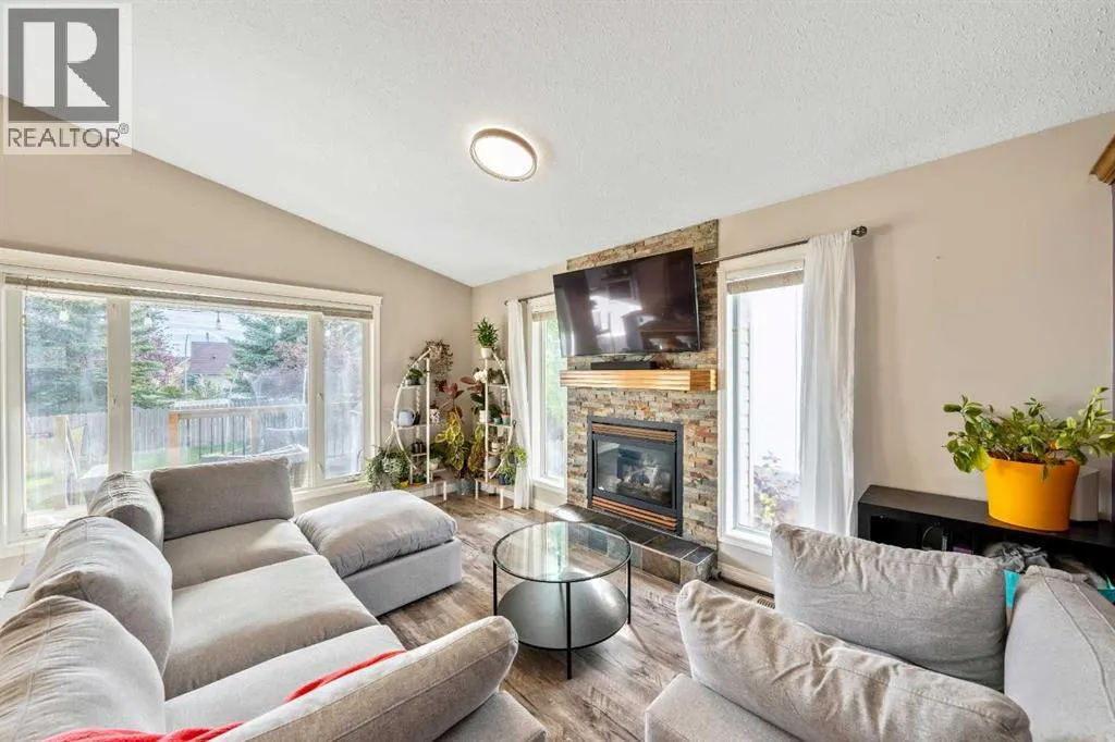 1607 Sunshine Close SE