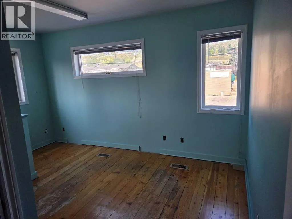 Upper Back, 508 1 Street W