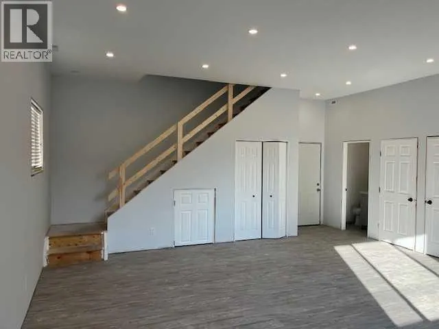 21 3 Avenue W