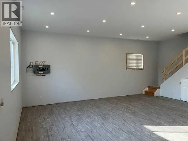 21 3 Avenue W