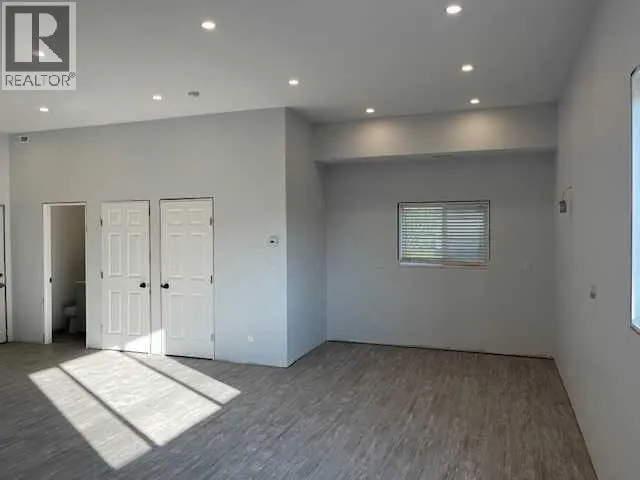 21 3 Avenue W