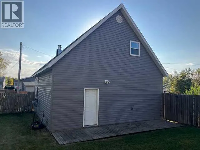 21 3 Avenue W