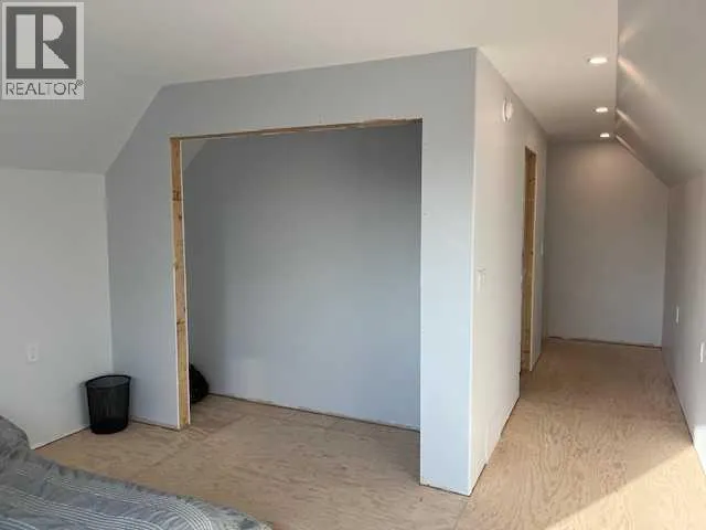 21 3 Avenue W