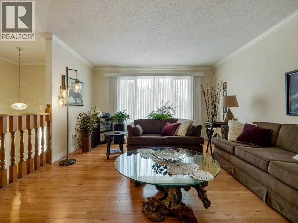 84 Elm Crescent S