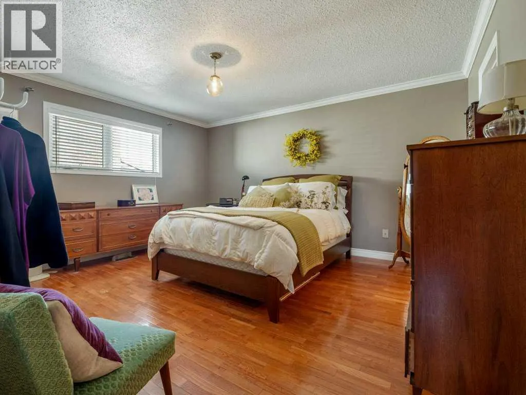 84 Elm Crescent S