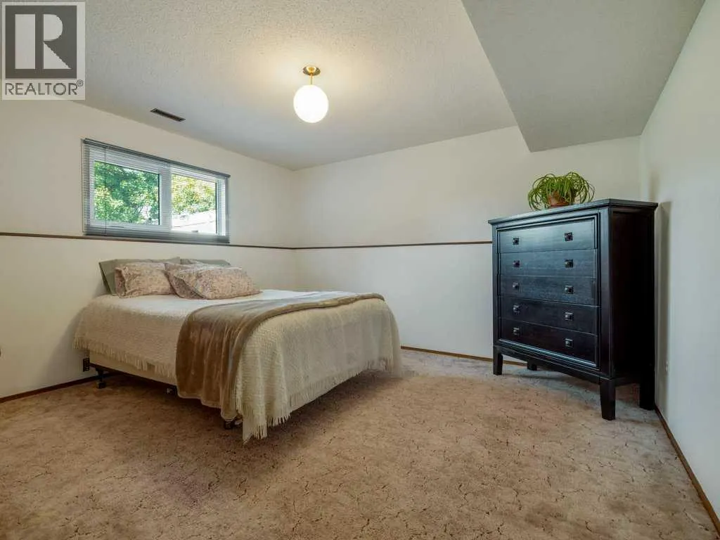 84 Elm Crescent S