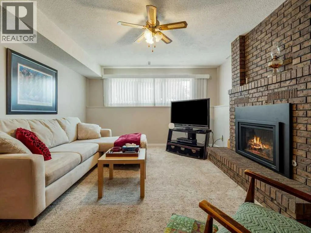84 Elm Crescent S