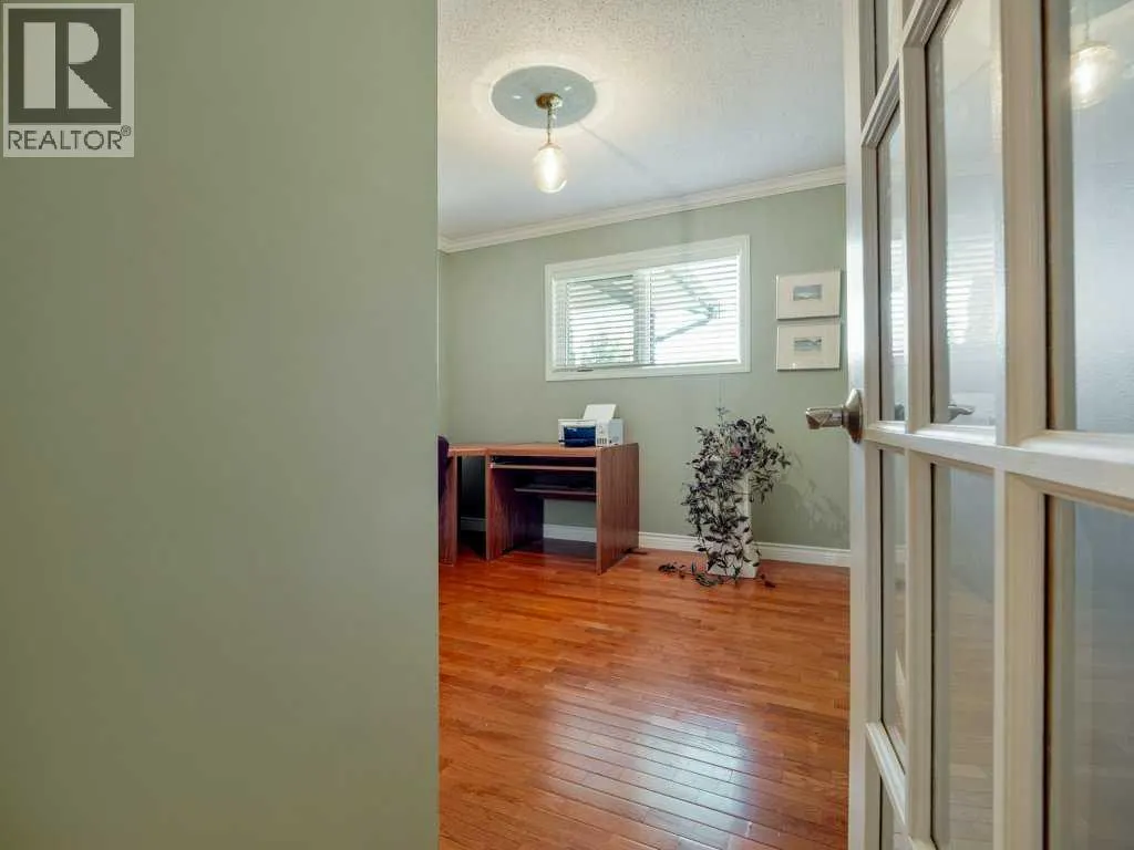 84 Elm Crescent S