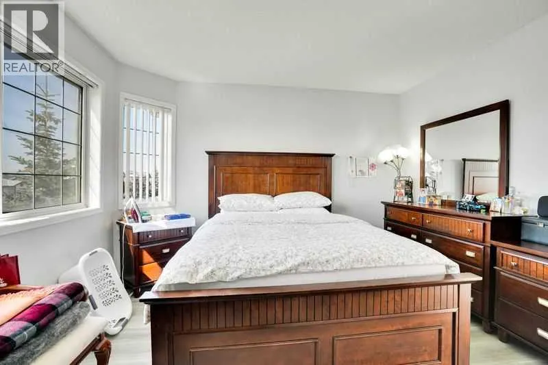 8 MARTIN CROSSING Crescent NE