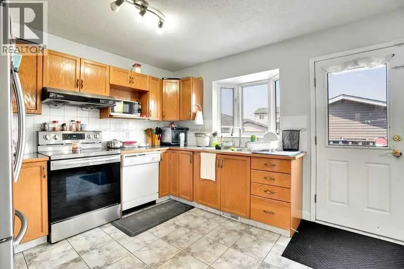 8 MARTIN CROSSING Crescent NE