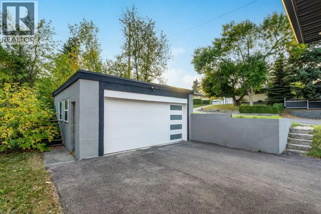 135 Thorncrest Road NW