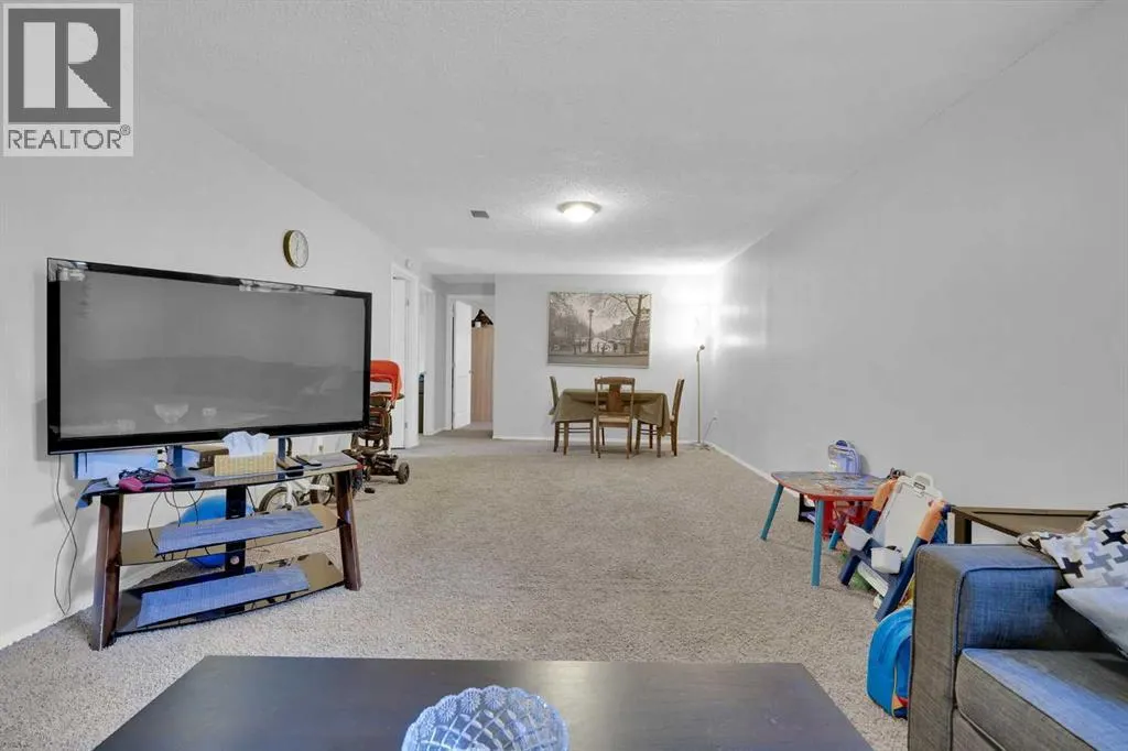 208 Maddock Way NE