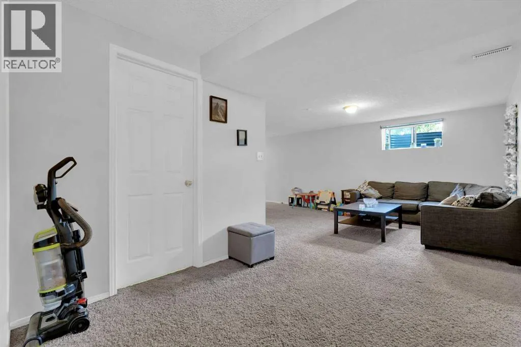 208 Maddock Way NE