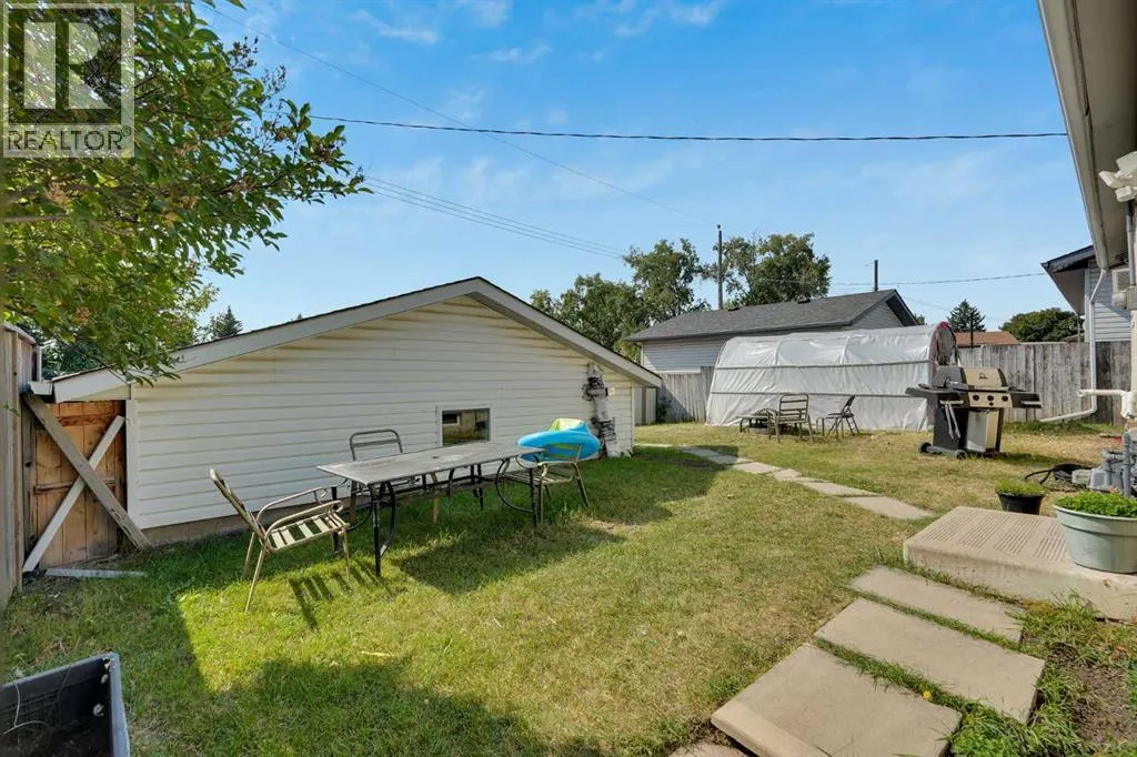 208 Maddock Way NE