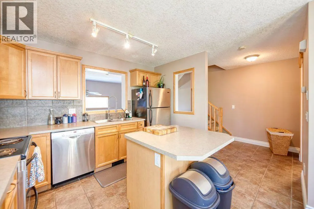 24 Cougar Ridge Mews SW
