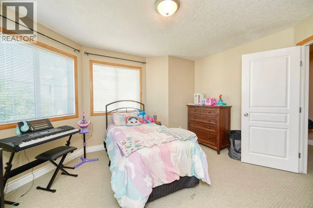 24 Cougar Ridge Mews SW