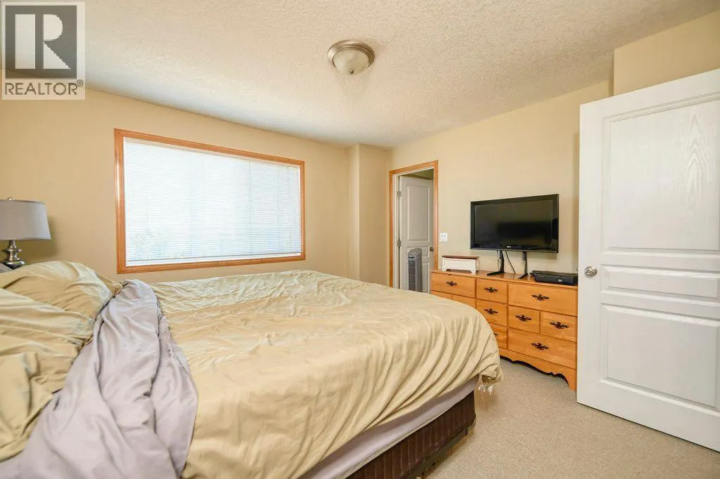 24 Cougar Ridge Mews SW