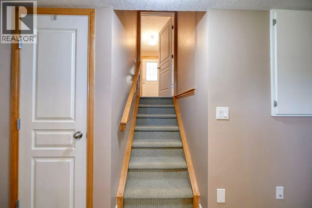 24 Cougar Ridge Mews SW