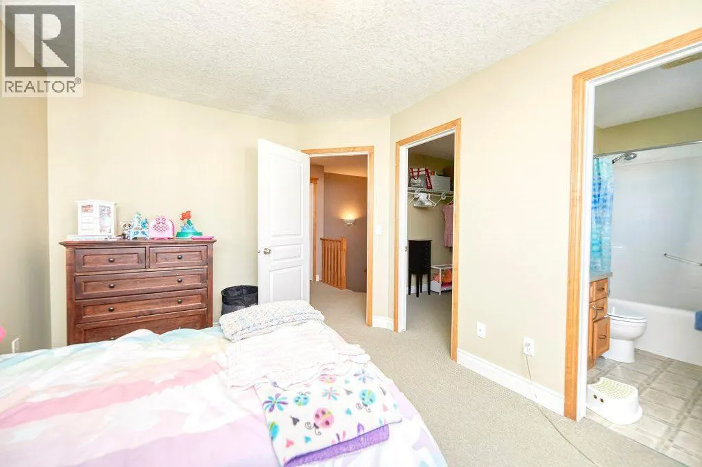 24 Cougar Ridge Mews SW