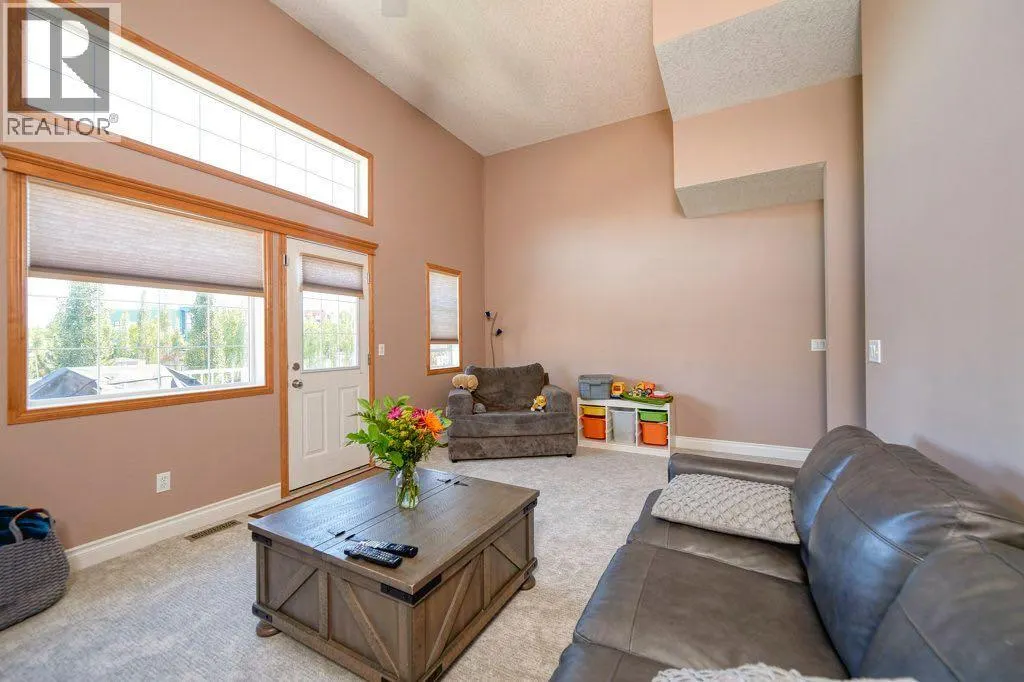 24 Cougar Ridge Mews SW