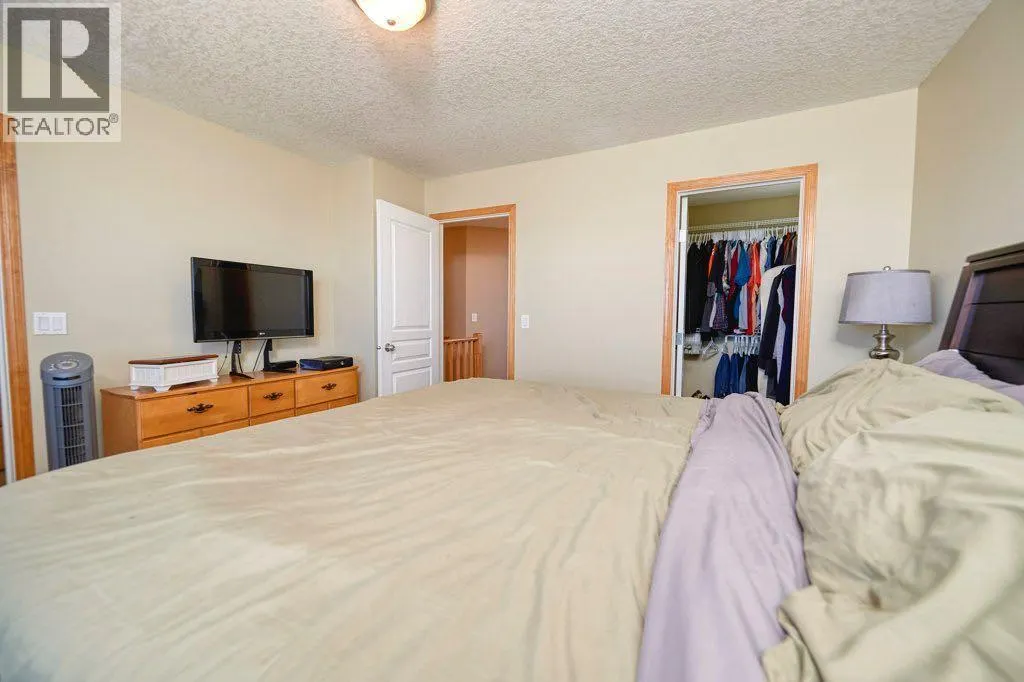 24 Cougar Ridge Mews SW