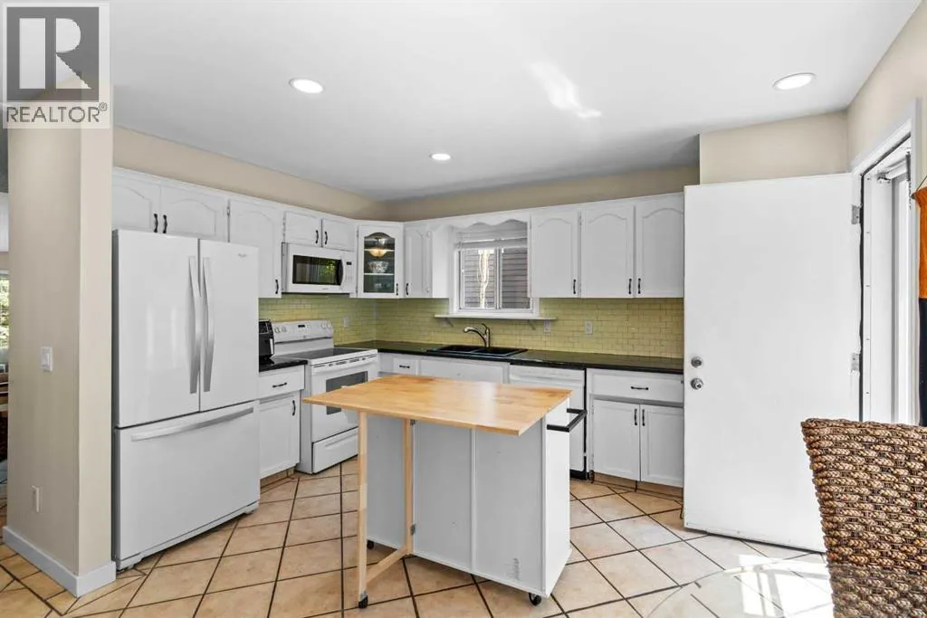 131 Stratton Crescent SW
