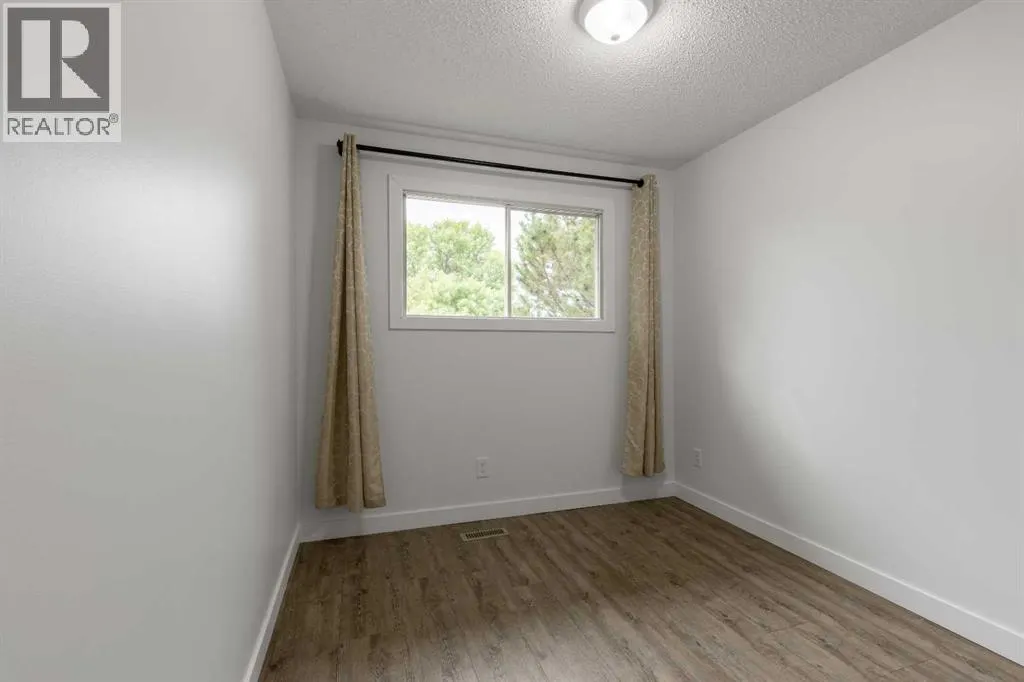 51 Temple Boulevard W