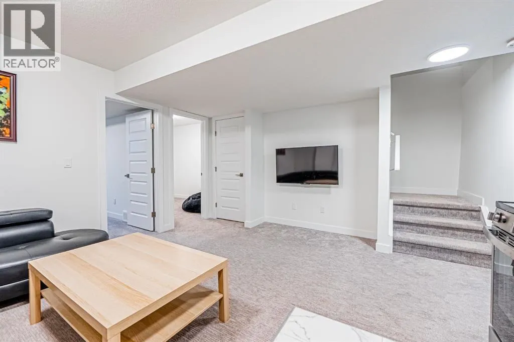 112 Midtown Close SW