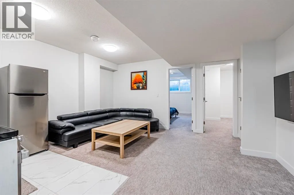 112 Midtown Close SW