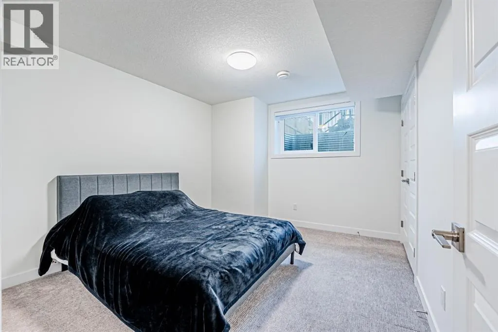 112 Midtown Close SW