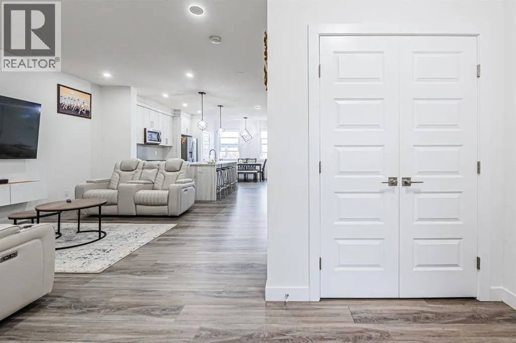 112 Midtown Close SW