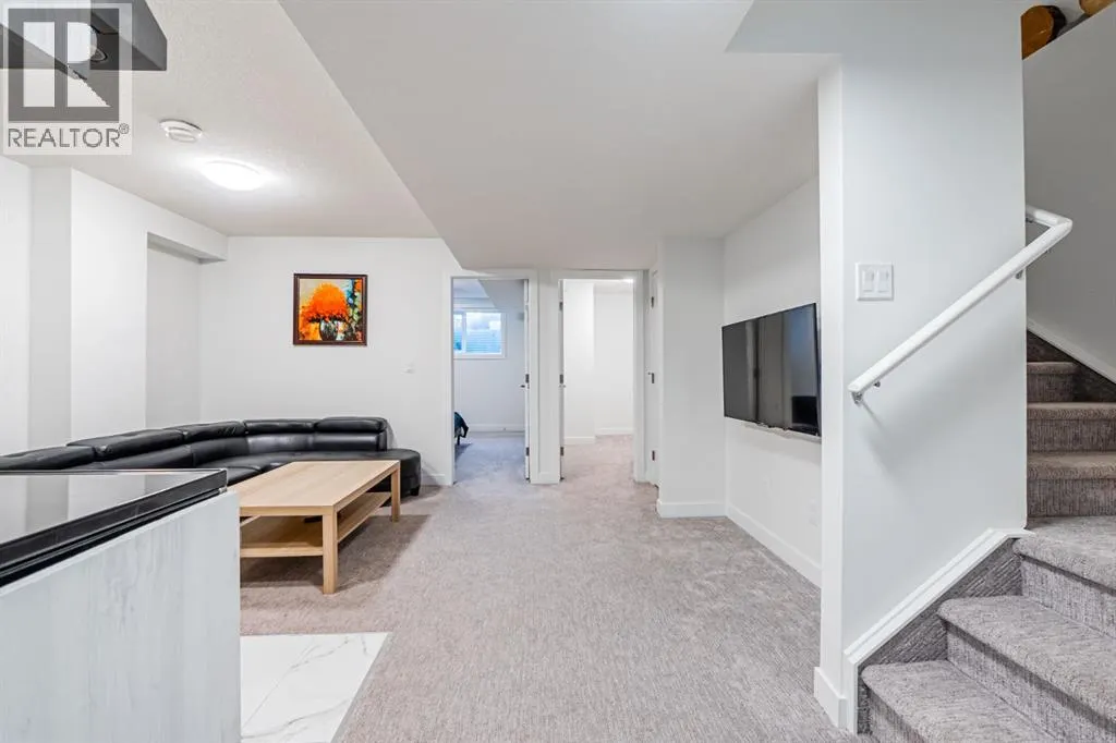 112 Midtown Close SW
