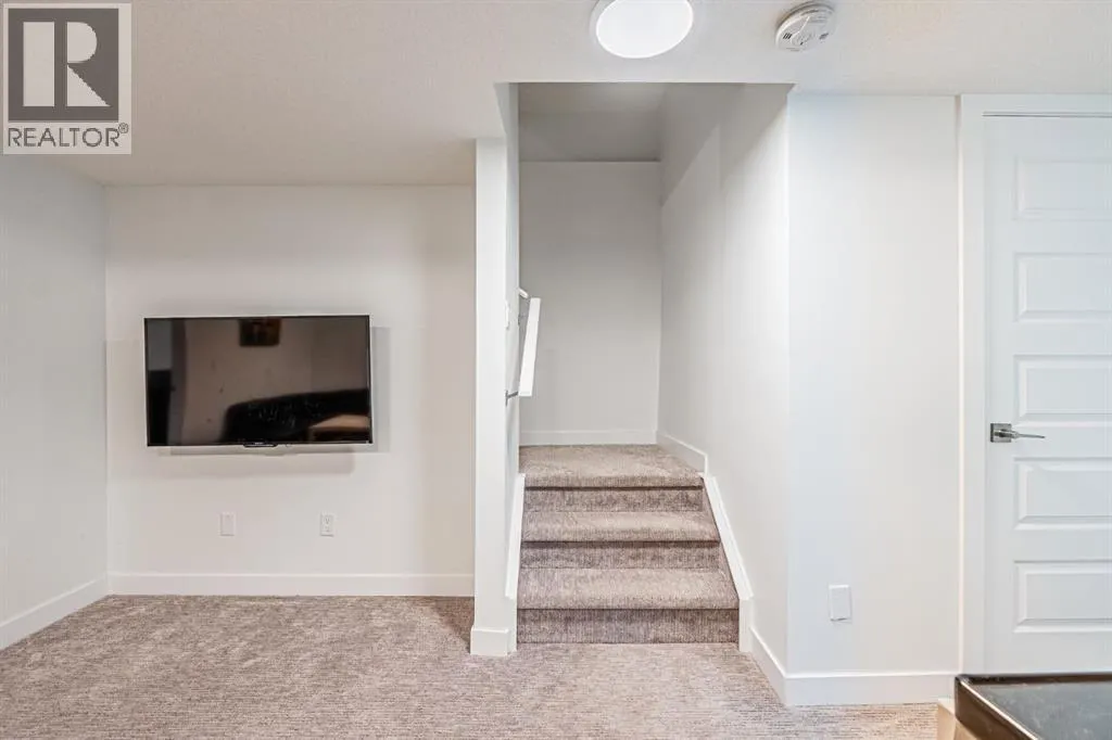 112 Midtown Close SW